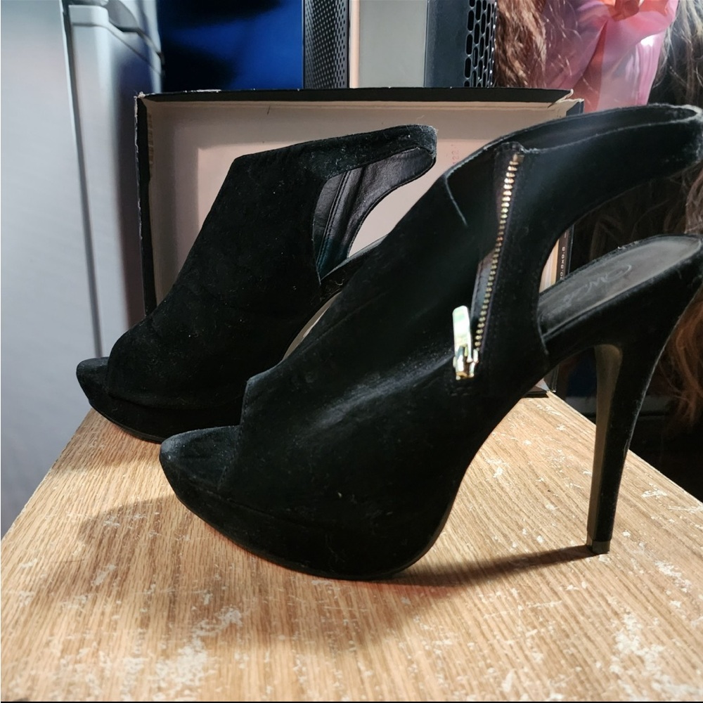 Wild Rose Black Peep-Toe Heels with Zipper
